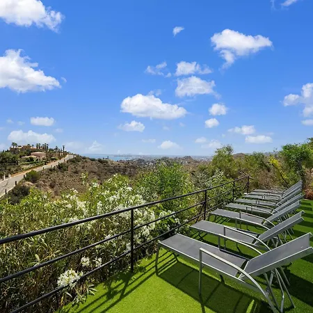 Poolside With Ocean Views Vila