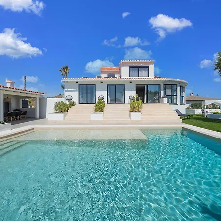 Poolside With Ocean Views וילה